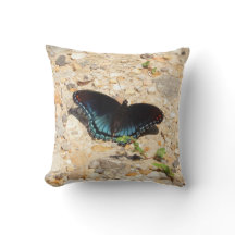 Almohada con Mariposa Morada de Manchas Rojas