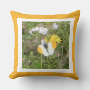 Almohada con Mariposa Punta Naranja sobre Flores