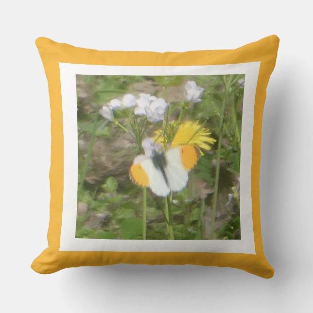 Almohada con Mariposa Punta Naranja sobre Flores (Anverso)