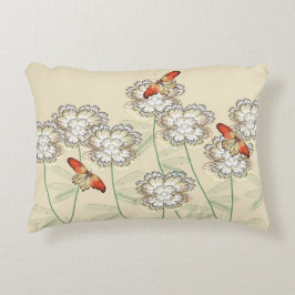 Almohada con mariposas pintadas y flores digitales