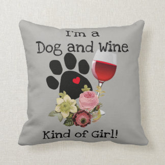 Almohada con mí soy una clase del perro y del vino