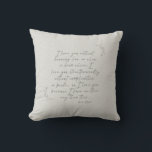 Almohada con monograma de caligrafía de poesía rom<br><div class="desc">El diseño presenta un poema romántico del poeta maestro,  Pablo Neruda,  en un guión de caligrafía caprichosa rodeado de hermosas flores botánicas dibujadas.  Personalice fácilmente la parte posterior de la almohada con las iniciales del monograma de su elección.</div>