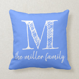 Almohada con monograma de encargo azul suave de la