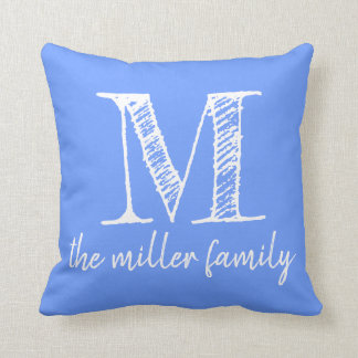 Almohada con monograma de encargo azul suave de la