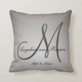 Almohada con monograma de la boda