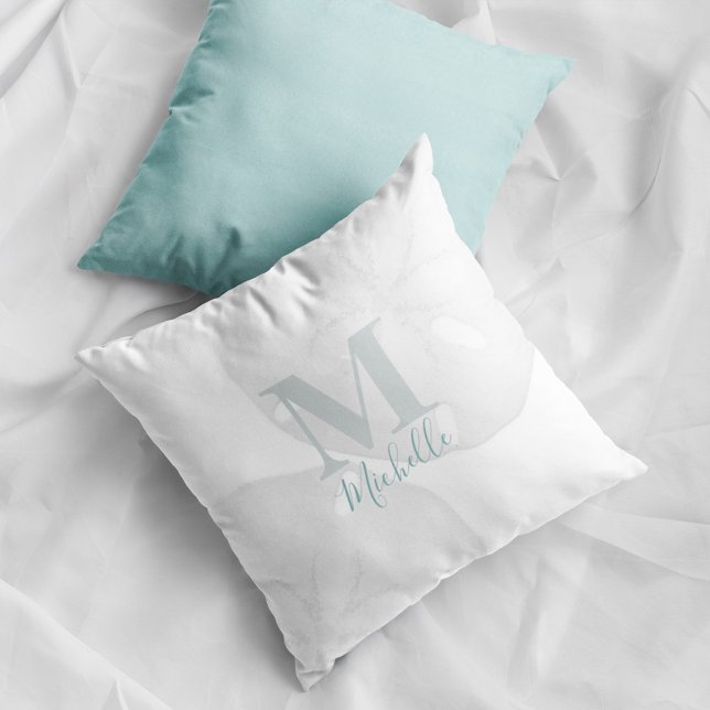 Almohada con Monograma de Nombre de Dólar de Arena (Coastal monogram pillow with sand dollar design and personalized name beach house decor accent.)
