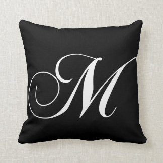 Almohada con monograma del diseñador blanco negro
