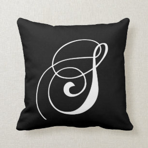 Almohada con monograma del diseñador blanco negro