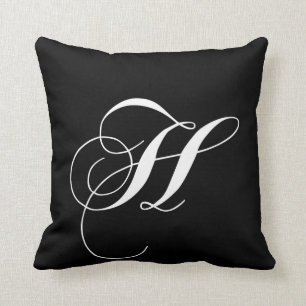 Almohada con monograma del diseñador blanco negro
