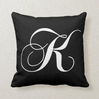 Almohada con monograma del diseñador blanco negro