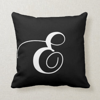 Almohada con monograma del diseñador blanco negro