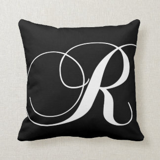 Almohada con monograma del diseñador blanco negro