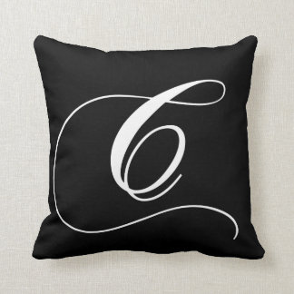 Almohada con monograma del diseñador blanco negro