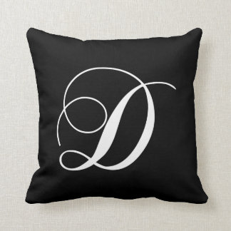 Almohada con monograma del diseñador blanco negro