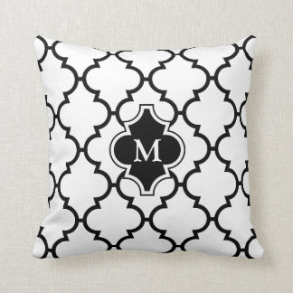 Almohada con monograma del modelo negro blanco de