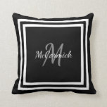 Almohada con monograma moderna blanca negra<br><div class="desc">¡La almohada con monograma moderna blanco y negro hace una gran idea para un regalo para cualquier persona! El fondo de la almohada de tiro es negro en ambos lados. El nombre del monograma se centra en el frente en gris y blanco con una frontera blanca doble del marco. NOMBRE...</div>