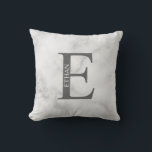 Almohada con monograma personalizado y nombre<br><div class="desc">Regalo con monograma personalizado y nombre
con monograma personalizado y nombre en estilo de letra serif clásico.

Perfecto como decoración para el hogar,  regalos de inauguración,  regalos de vacaciones para familiares,  recién casados y más.</div>
