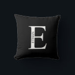 Almohada con monograma personalizado y nombre<br><div class="desc">Regalo con monograma personalizado y nombre
Características monograma personalizado y nombre en estilo de letra serif clásico.

Perfecto como decoración para el hogar,  regalos de inauguración,  regalos de vacaciones para familiares,  recién casados y más.</div>