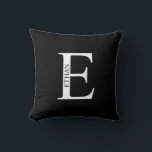 Almohada con monograma personalizado y nombre<br><div class="desc">Regalo con monograma personalizado y nombre
con monograma personalizado y nombre en estilo de letra serif clásico.

Perfecto como decoración para el hogar,  regalos de inauguración,  regalos de vacaciones para familiares,  recién casados y más.</div>