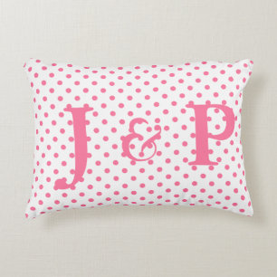 Almohada con monograma rosada del acento de