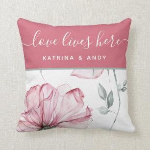 Almohada con nombre de familia "El amor vive aquí"