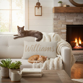 Almohada con nombre de familia en caligrafía rústi