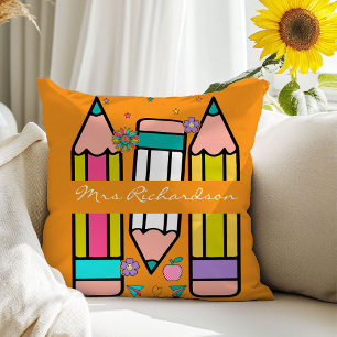 Almohada con nombre de profesor colorido lápiz nar