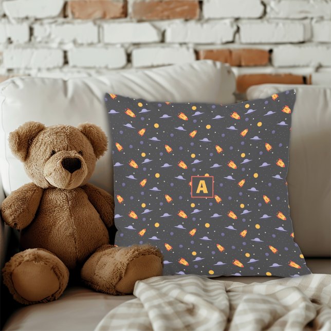 Almohada con nombre patrón de galaxia amarillo gri (Galaxy pattern yellow gray name Throw Pillow.)