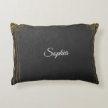 Almohada con Nombre Personalizado – Elegante Negro<br><div class="desc">Celebra el amor, el estilo y la individualidad con esta lujosa almohada personalizada con nombre. Diseñada con un elegante fondo negro, acentos dorados ornamentados en las esquinas y una elegante letra blanca, esta almohada añade un toque sofisticado a cualquier espacio. Ya sea que la regales a un ser querido o...</div>
