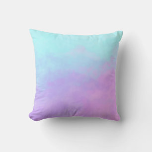 Almohada con nubes abstractas pastel