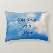 Almohada con nubes blancas