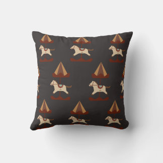 Almohada con patrón de caballo de carrusel oscuro