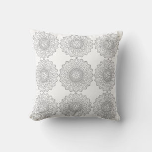 Almohada con patrón de círculo de mandala en blanc