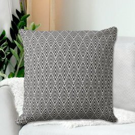 Almohada con patrón de diamantes negros