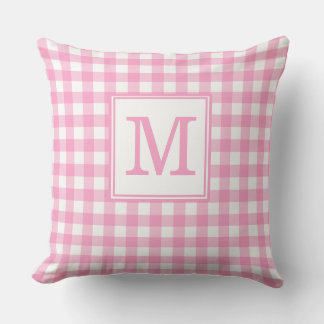 Almohada con patrón de gingham rosa y monograma in