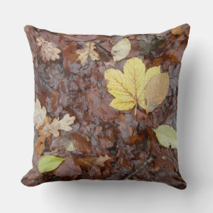 Almohada con patrón de hojas amarillas de otoño