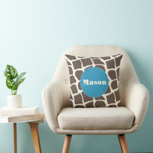 Almohada con patrón de jirafa estilizada y monogra