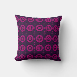 Almohada con patrón geométrico de círculos magenta