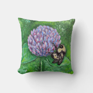 Almohada con pintura de abeja en trébol morado