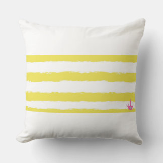 Almohada con rayas amarillas y corona rosa