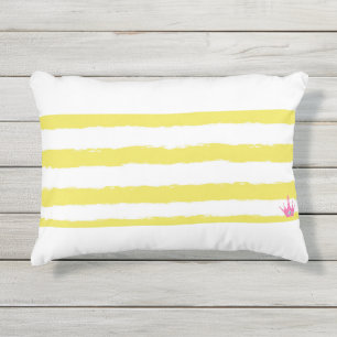 Almohada con rayas amarillas y corona rosa