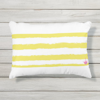 Almohada con rayas amarillas y corona rosa