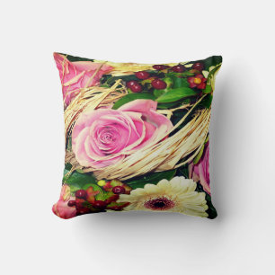 Almohada con rosas, margaritas y bayas