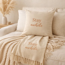 Almohada con tipografía de terracota y arena cálid
