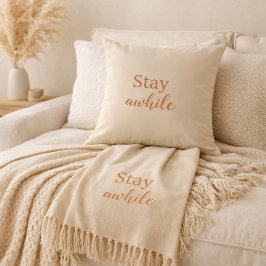 Almohada con tipografía de terracota y arena cálid
