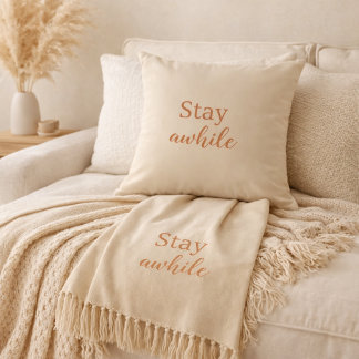 Almohada con tipografía de terracota y arena cálid