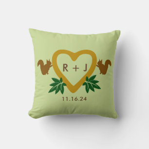 Almohada conmemorativa de boda en el bosque