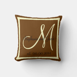 Almohada conmemorativa de boda marrón y crema de o