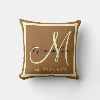 Almohada conmemorativa de boda marrón y crema de o