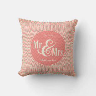 Almohada Coral Chevron "Sr & Sra" personalizada